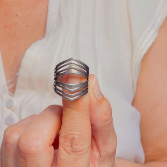 NWT Silver Stainless Steel Ring, Unisex Geometric Laser Cut Pattern Size 9 - Picture 9 of 16